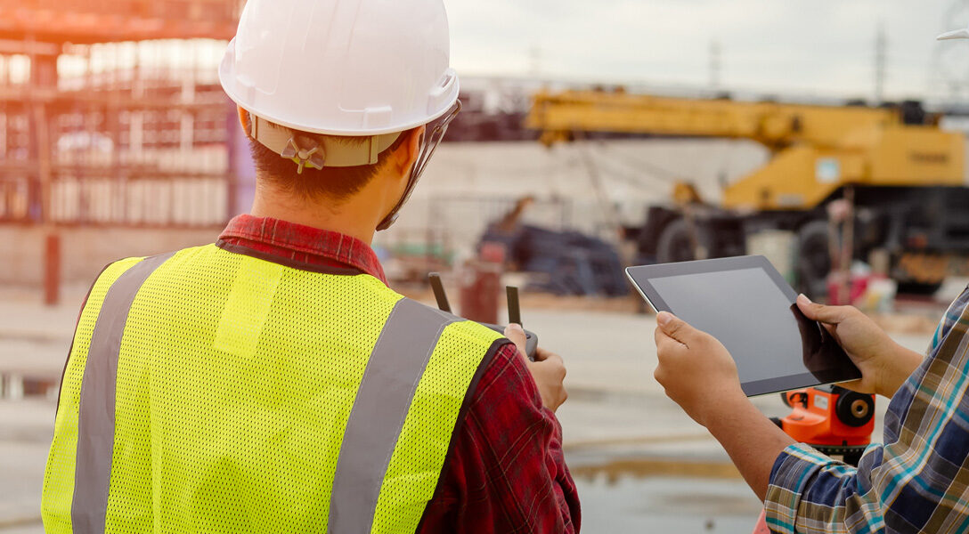 Zdjęcie przedstawia robotników z narzędziami na budowie