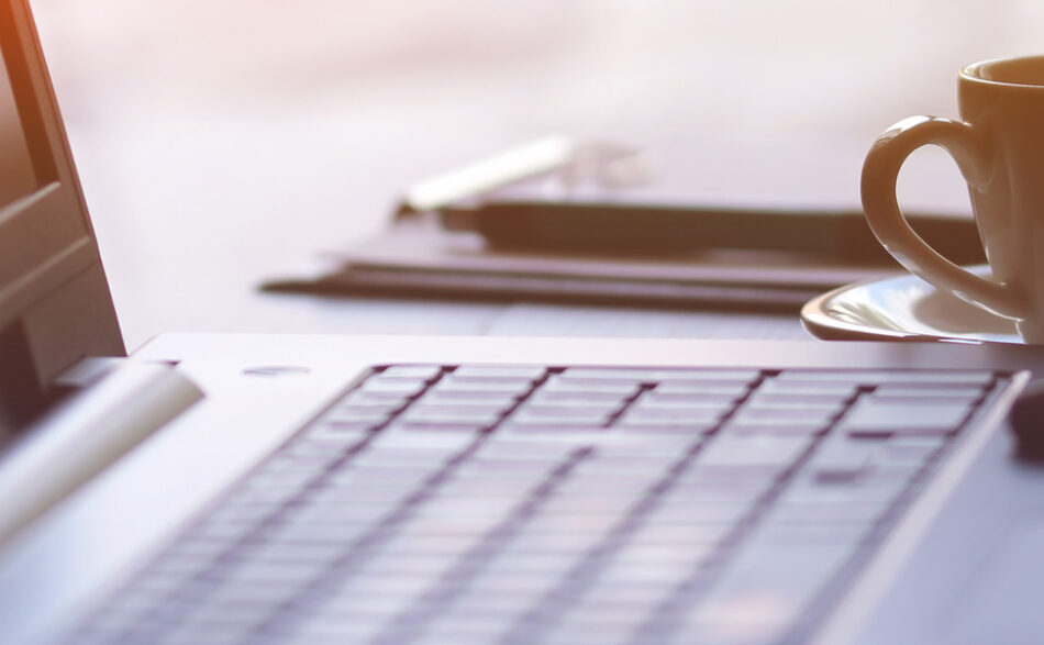 Zdjęcie przedstawia komputer osobisty w biurze