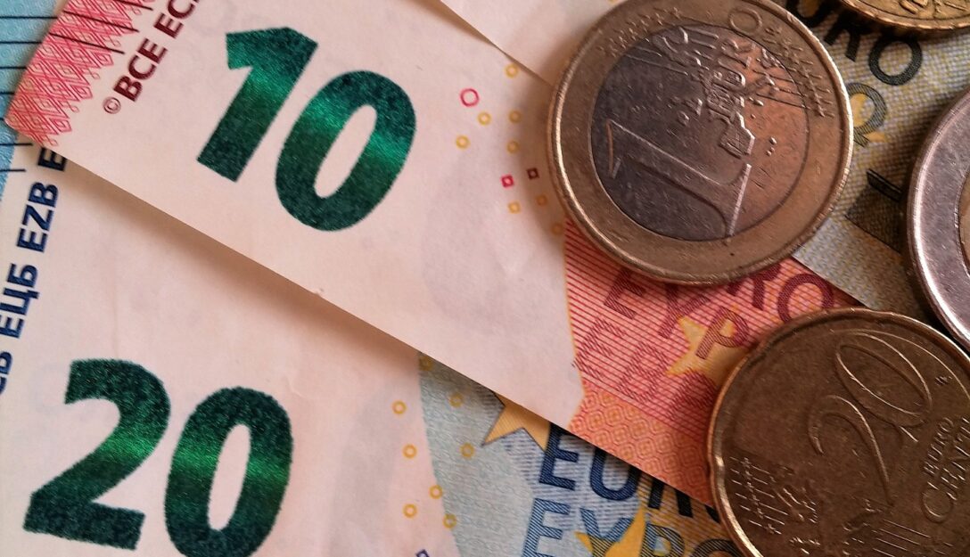 Zdjęcie przedstawia pieniądze