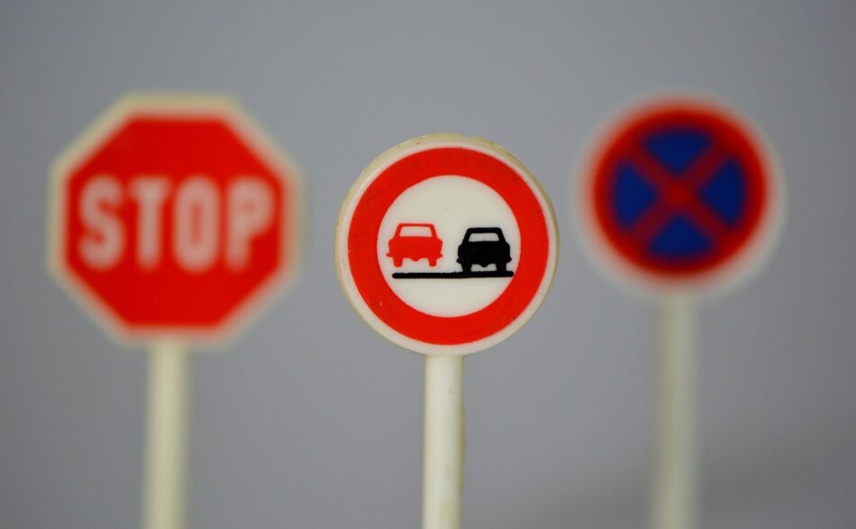 Zdjęcie przedstawia znaki drogowe